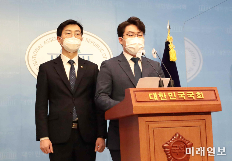 박영훈 더불어민주당 전국대학생위원장(오른쪽)이 6일 오후 서울 여의도 국회 소통관에서 장경태 의원이 참석한 가운데 기자회견을 열고, 국민의힘 이용 의원 등이 '확률형 게임 아이템'을 자율규제에 맡기자며 발의한 '게임산업법 전부개정안'을 반대한다는 입장을 밝히고 있다./사진=민주당 제공