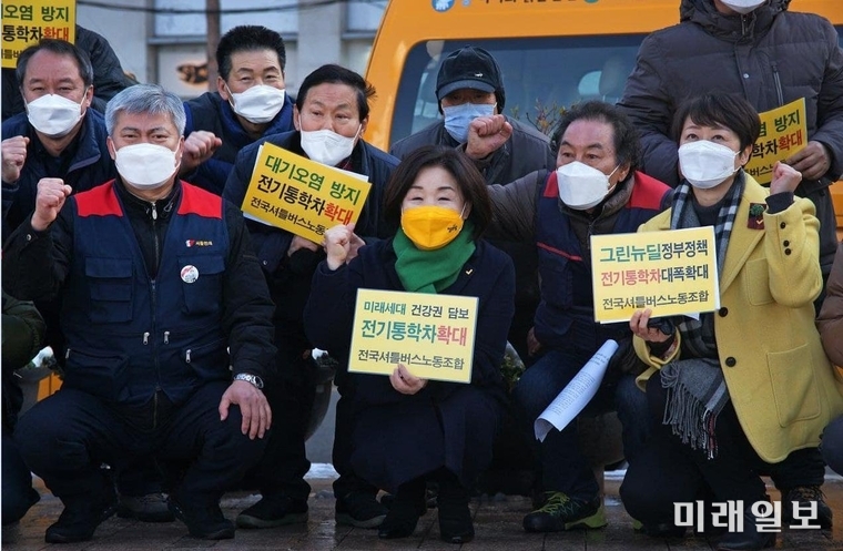 권수정 서울시의원(정의당, 비례대표)이 20일 오전 서울시청 앞 잔디광장에서 민주노총 서울본부 전국셔틀버스노동조합 주최로 열린 ‘친환경 전기통학차량 운행개통 기자회견’에 심상정 정의당 대선후보와 함께 참석하고 있다./사진=서울시의회