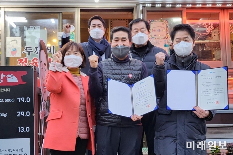 뒷줄 맨 좌측 임만균 서울시의원. 앞줄 우측부터 김우식 생활상권 추진위원장, 고경연 상인회장./사진=임만균 의원실