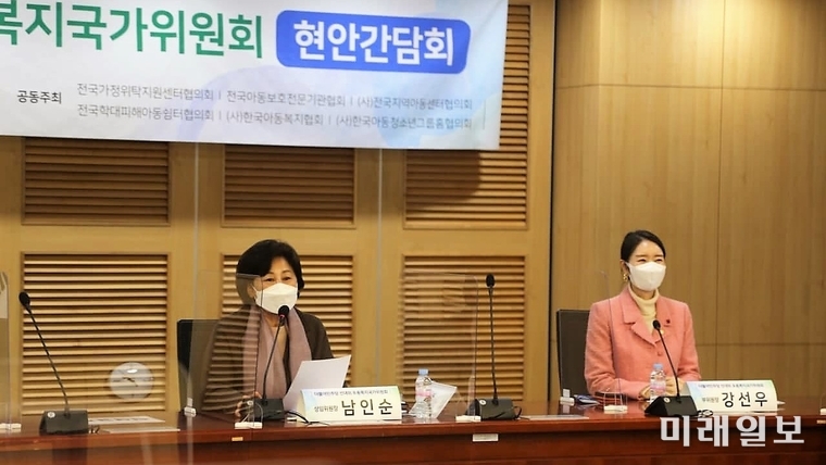 더불어민주당 선대위 포용복지국가위원회 남인순 상임위원장(왼쪽)과 강선우 부위원장이 지난 22일 오후 서울 여의도 국회 의원회관 제2세미나실에서 열린 아동복지단체들과 현안 간담회에 참석하고 있다./사진=남인순 의원실