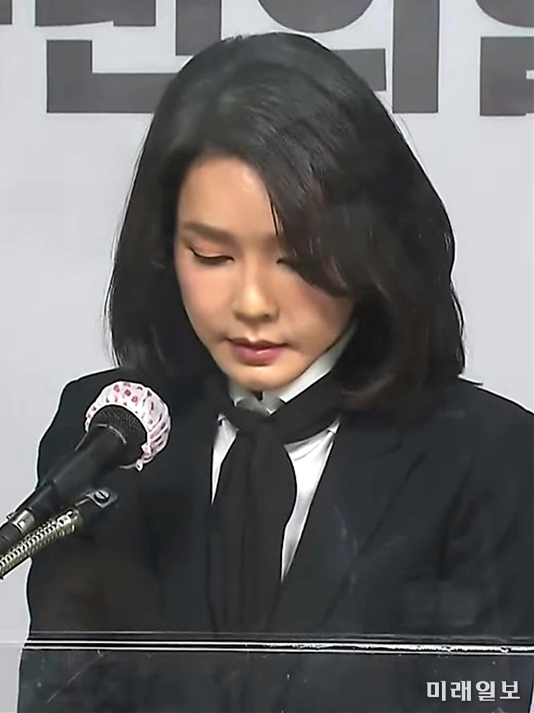 윤석열 국민의힘 대선 후보 부인 김건희 코바나컨텐츠 대표가 26일 오후 서울 여의도 당사에서 자신의 허위 이력 의혹과 관련해 입장문을 발표하고 있다./ⓒ미래일보