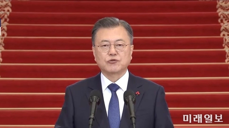 문재인 대통령이 3일 오전 청와대 본관에서 2022년 신년사를 발표하고 있다./ⓒKBS