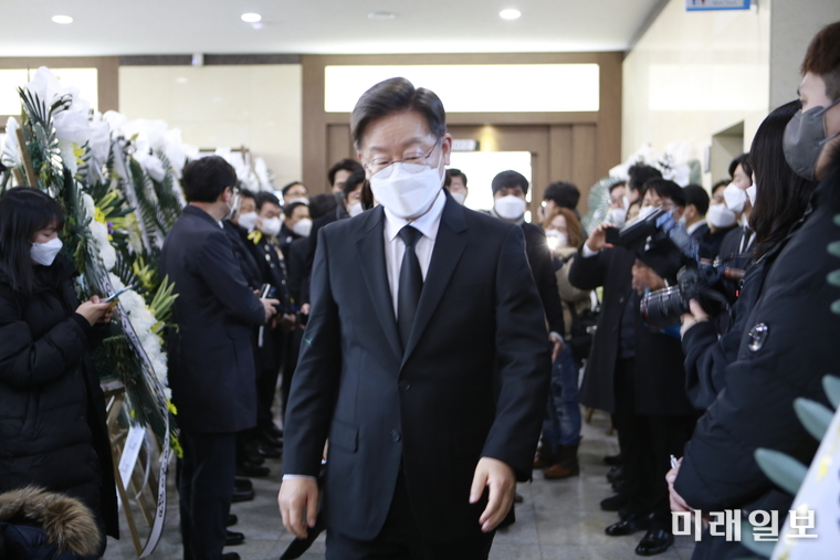 이재명 더불어민주당 대선 후보가 7일 평택 화재 현장에서 순직한 소방관 빈소를 찾아 조문하기 위해 경기 평택시 제일장례식장으로 들어서고 있다./사진=이진화 기자
