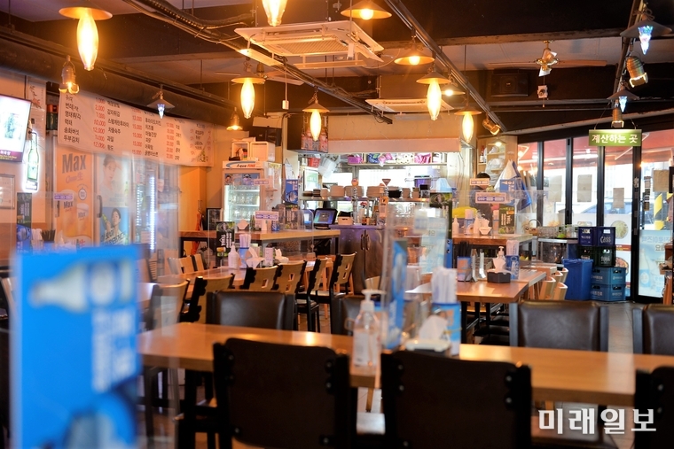 지난 7일 저녁 서울 '을지로 노가리 호프골목'내 한 음식점에는 손님 1테이블을 제외하고는 텅텅비어 있다./ⓒ미래일보