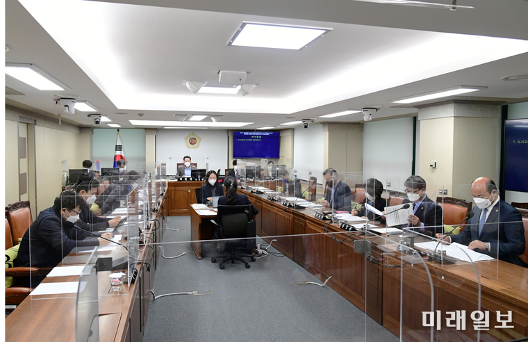 서울특별시의회, '양재동 화물터미널 부지 개발사업 관련 개선방안 확보를 위한 행정사무조사 특별위원회'가 25일 3차 회의를 개최하고 조사대상 기관으로부터 업무보고를 받은 후 당시 인허가 관련부서 장 등 추가조사가 필요한 인사에 대해서는 증인을 채택했다./사진=서울시의회