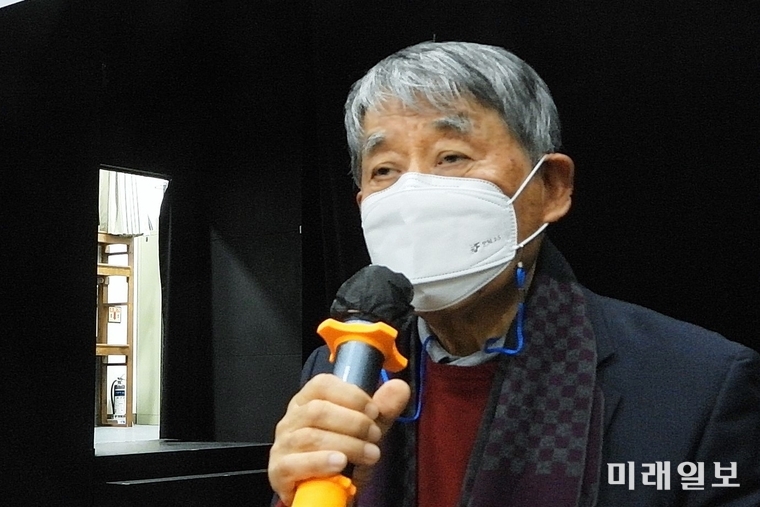 양왕용 한국현대시인협회 제27대 신임 이사장이 27일 서울 마포구 월드컵북로 다리소극장(청년문화공간JU동교동)에서 열린 (사)한국현대시인협회 '2022년도 이사회 및 제53차 정기총회 이사장·이취임식'에서 취임사를 하고 있다./사진=장건섭 기자