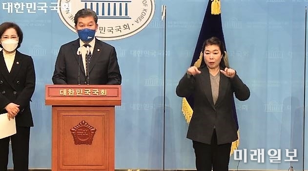 신정훈 더불어민주당 의원 및 '국회 문화유산회복포럼' 회원들이 14일 오후 서울 여의도 국회 소통관에서 일제강점기 조선인 강제노역의 피해 현장 중 한 곳인 사도광산의 유네스코 등재를 저지하기 위한 기자회견이 열리고 있다./ⓒ미래일보