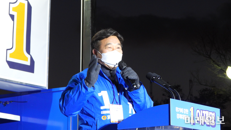 15일 저녁 서울 강남고속버스터미널 광장에서 열린 이재명 더불어민주당 대선후보의 공식유세에서 윤호중 원내대표가 지지를 호소하고 있다./사진=장건섭 기자