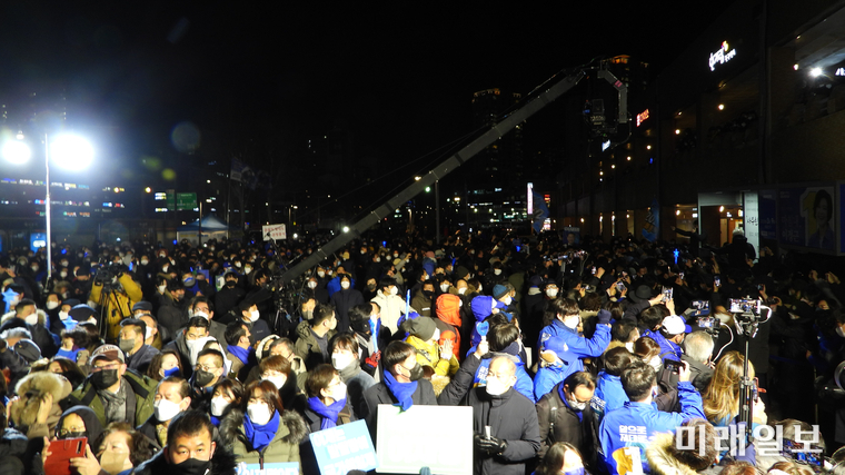 15일 저녁 서울 강남고속버스터미널 광장에서 열린 이재명 더불어민주당 대선후보의 공식유세에서 수 많은 이재명 후보 지지자들이 광장에 운집해 있다./사진=장건섭 기자