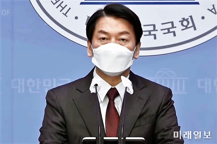 안철수 국민의당 대선후보가 20일 오후 서울 여의도 국회 소통관에서 "지난 일주일 기다리고 지켜보았다. 더이상의 무의미한 과정과 시간을 정리하겠다"며 윤석열 국민의힘 후보와의 단일화 결렬 선언 기자회견을 열고 있다./ⓒ미래일보