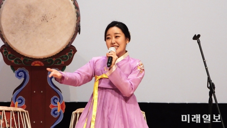 임영수 전남도의회 의원의 자전적 에세이 '임영수의 특별한 선물, 인생수첩' 출판기념회가 19일 오후 보성문화예술회관에서 개최된 가운데 식전 축하공연이 열리고 있다./사진=장건섭 기자