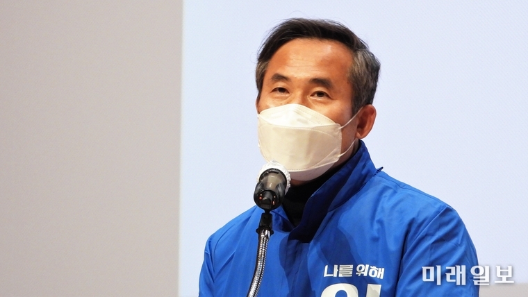 김승남 더불어민주당 의원(전남도당위원장)이 임영수 전남도의회 의원의 자전적 에세이 '임영수의 특별한 선물, 인생수첩' 출판기념회가 19일 오후 보성문화예술회관에서 개최된 가운데 축사를 하고 있다./사진=장건섭 기자