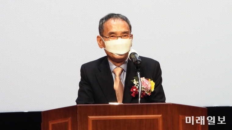 하승완 전 보성군수(변호사)가 임영수 전남도의회 의원의 자전적 에세이 '임영수의 특별한 선물, 인생수첩' 출판기념회가 19일 오후 보성문화예술회관에서 개최된 가운데 축사를 하고 있다./사진=장건섭 기자