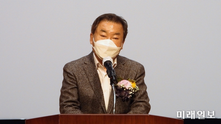 임명규 전 전남도의회 의장이 임영수 전남도의회 의원의 자전적 에세이 '임영수의 특별한 선물, 인생수첩' 출판기념회가 19일 오후 보성문화예술회관에서 개최된 가운데 축사를 하고 있다./사진=장건섭 기자