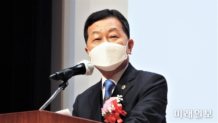임영수 전남도의회 의원의 자전적 에세이 '임영수의 특별한 선물, 인생수첩' 출판기념회가 19일 오후 보성문화예술회관에서 개최된 가운데 임영수 의원이 인사말을 하고 있다./사진=장건섭 기자