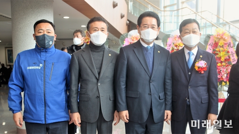 임영수 전남도의회 의원의 자전적 에세이 '임영수의 특별한 선물, 인생수첩' 출판기념회가 19일 오후 보성문화예술회관에서 개최된 가운데 김영록 전남도지사를 비롯하여 관내 참석 의원들이 임영수 의원과 기념촬영을 하고 있다.(왼쪽부터 임용민·강복수 보성군의회 의원, 김영록 전남도지사, 임영수 전남도 의원)./사진=장건섭 기자