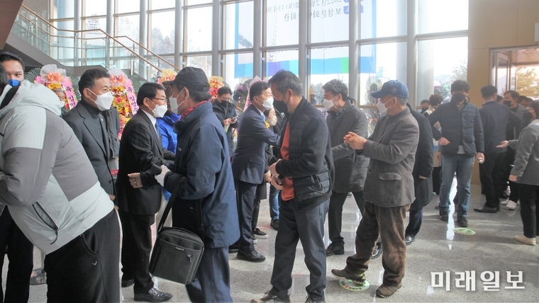 임영수 전남도의회 의원의 자전적 에세이 '임영수의 특별한 선물, 인생수첩' 출판기념회가 19일 오후 보성문화예술회관에서 개최된 가운데 축하객들이 출판기념회에 참석하고 있다./사진=장건섭 기자