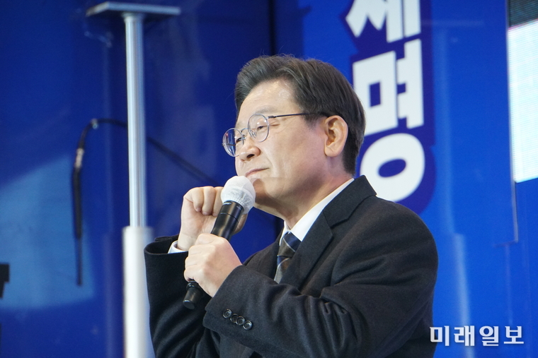 이재명 더불어민주당 대선 후보가 26일 오후 마지막 유세지로 의정부 행복로시민광장을 찾아 미군반환공여지를 국가주도로 개발하겠다고 약속하며 지지를 호소하고 있다./사진=오영환 의원실