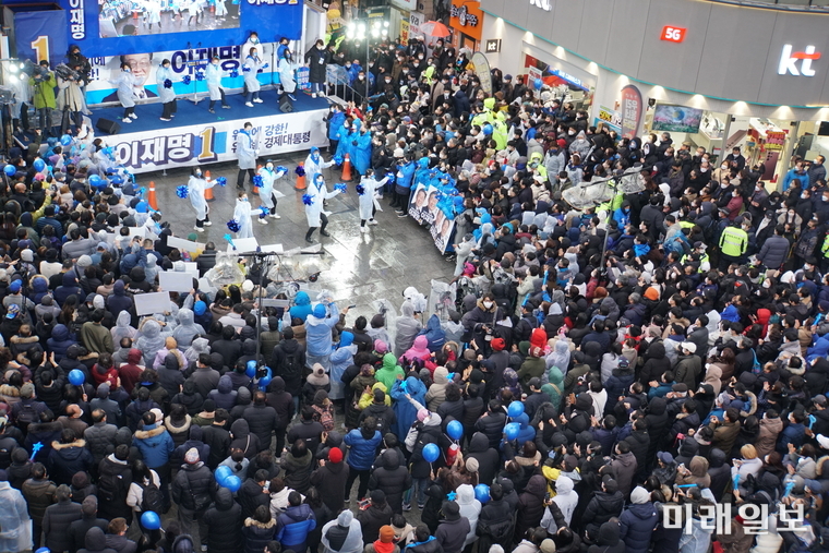 이재명 더불어민주당 대선 후보 선거대책위원회의 블루투스 유세단이 26일 경기도 의정부 유세에서 우비를 입고 응원율동을 하고 있다./사진=오영환 의원실