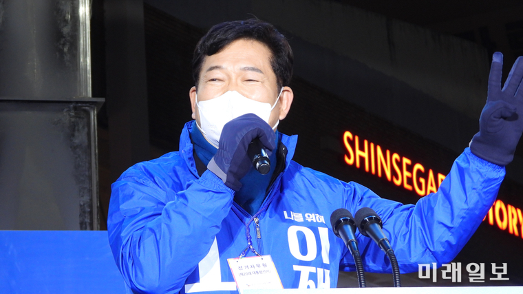 송영길 더불어민주당 대표가 지난 15일 서울 강남고속버스터미널 광장에서 열린 이재명 대선 후보 지지유세에서 이 후보의 지지를 호소 하고 있다./사진=장건섭 기자