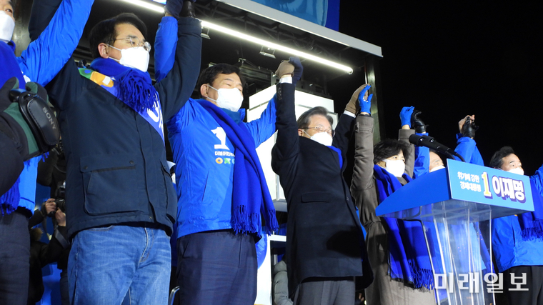 송영길 더불어민주당 대표와 이재명 대선 후보가 지난 15일 서울 강남고속버스터미널 광장에서 열린 유세에서 어깨를 맞잡고 지지자들에게 인사 하고 있다. (왼쪽부터) 윤호중 원내대표, 박용진 공동선대위원장, 송영길 당대표, 이재명 후보, 명예선대위원장, 정세균 상임고문, 이낙연 총괄선대위원장./사진=장건섭 기자