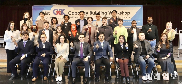 지난 11일 서울 마포구 백범로 서울창업허브(Seoulstartuphub)에서 개최된 '제1회 한국대학 국제화 역량 강화 GEK 워크숍'에서 참석자들이 기념촬영을 하고 있다.(좌측 두번째부터 한승호 GEK 대표, 박진영 김포대학교 총장, 오시난 GEK 회장, 신용섭 GEK 이사)./사진=GEK 제공