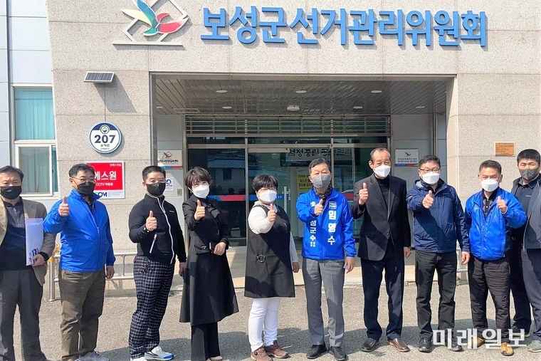 임영수 전남도의원이 24일 오후 보성군선거관리위원회에서 더불어민주당 보성군수 예비후보 등록을 마치고 지지를 호소하고 있다./사진=이중래 기자