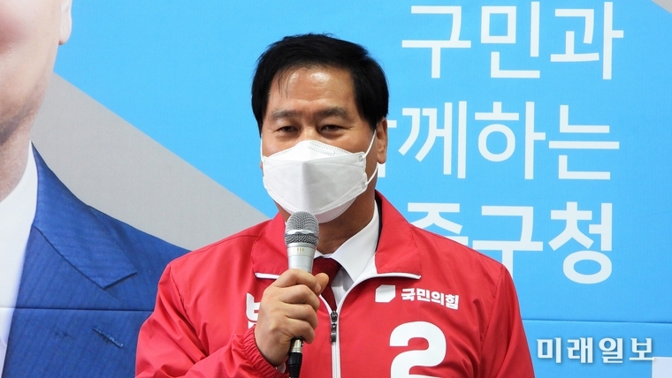 박영한 서울 중구의회 의원이 28일 오전 서울 약수동 선거사무실에서 국민의힘 서울 중구청장 출마를 공식 선언하고 출마 기자회견을 하고 있다./사진=장건섭 기자