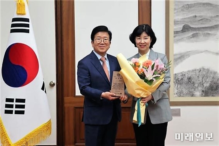양정숙 의원이 28일 국회입법조사처 설립 15주년 기념식에서 활발한 의정활동을 펼친 공로를 인정받아 조사회답 우수의원에 선정돼 박병석 국회의장으로부터 표창을 수여받고 있다./사진=양정숙 의원실