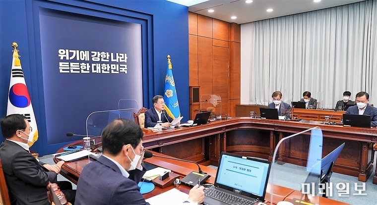 문재인 대통령이 28일 청와대에서 열린 수석보좌관회의에서 발언하고 있다./사진=청와대 제공
