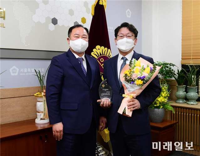 우형찬 서울시의회 교통위원회 위원장이 지난 25일 서울시의회에서 개최한 제12회 우수의정대상 시상식에서 대한민국시·도의회의장협의회 우수의정대상을 수상하고 김인호 의장과 기념촬영을 하고 있다./사진=서울시의회 교통위원회