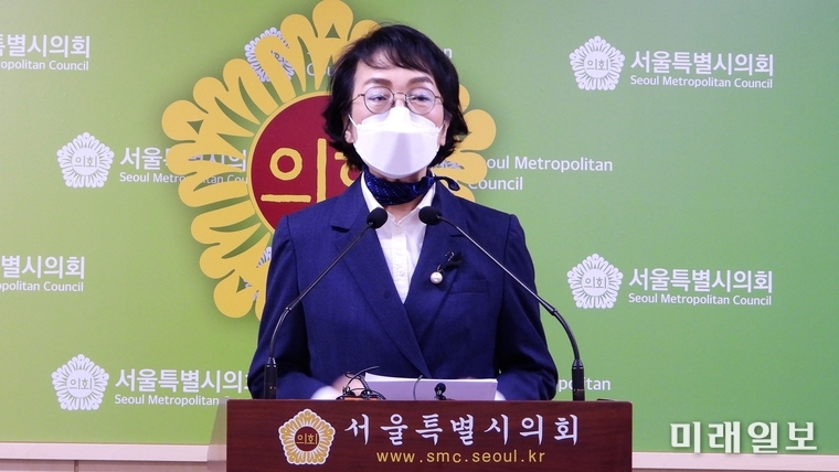 열린민주당 소속이었으나 합당과 함께 더불어민주당 소속이 된 김진애 전 의원이 30일 오후 서울특별시의회 서소문청사 제2동 브리핑룸에서 6·1 전국동시지방선거 서울시장 출마 선언 기자회견을 하고 있다./사진=장건섭 기자