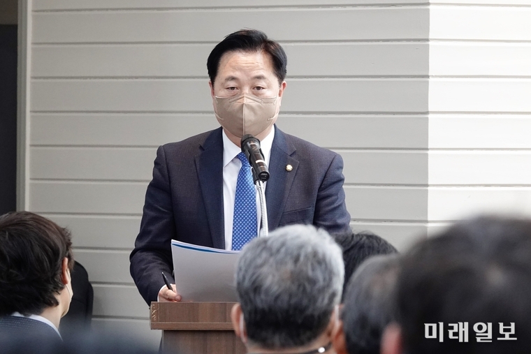 김두관 더불어민주당 의원이 31일 오후 부산일보 10층 대강당에서 열린 '부울경 메가시티의 추진 방향과 과제–부울경 메가시티 특별법 제정을 중심으로' 토론회에서 인사말을 하고 있다./사진=김두관 의원실