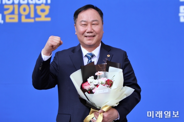 김인호 서울시의회 의장이 4일 오후 서울 동대문구청 마당에서 기자회견을 갖고 6.1지방선거 동대문구청장 출마선언을 하고 화이팅을 외치고 있다./사진=장건섭 기자