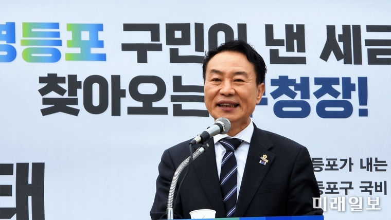 김정태 서울시의회 운영위원장(더불어민주당)이 12일 오전 10시 30분 서울 영등포구 문래동 제2세종문화회관 건립부지에서 기자회견을 열고 6·1지방선거 영등포구청장 출마를 선언하고 있다./사진=장건섭 기자