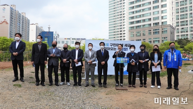 김정태 서울시의회 운영위원장(더불어민주당)이 12일 오전 10시 30분 서울 영등포구 문래동 제2세종문화회관 건립부지에서 기자회견을 열고 6·1지방선거 영등포구청장 출마를 선언하고 동료 서울시의원 등과 함께 기념촬영을 하고 있다./사진=장건섭 기자