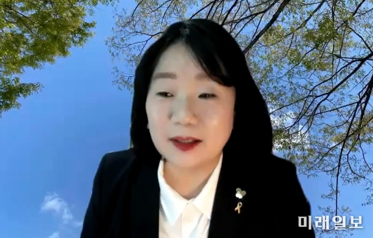 국회 환경노동위원회 윤미향 의원이 지난 11일 오후 '일본 후쿠시마 원전 오염수 해양방류 대응 국제포럼'을 개최하고 국제포럼 참가자들과 ‘후쿠시마 원전 사고 11년, 원전 오염수 해양방류 저지를 위한 국제연대성명서'를 발표하고 있다./사진=온라인 캡처