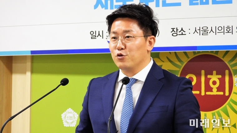 한기영 서울시의원이 13일 오후 서울시의회 출입기자실에서 기자회견을 열고 서울 마포구청장 출마를 공식 선언했다. 한 의원은 이날 기자회견에서 "마포구민의 삶을 지켜주는 든든한 구청장이 되겠다"며 비전 제시와 함께 포부를 밝혔다./사진=장건섭 기자