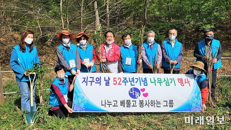 한옥순 '나누고 베풀고 봉사하는 그룹' 회장 등 회원들이 제52회 지구의 날(4월 22일)을 맞아 지난 20일 서울 청계산 입구에서 탄소중립 실천을 위한 기후행동의 일환으로 기후변화대응 나무를 식재하고 기념촬영을 하고 있다./사진=나베봉 제공