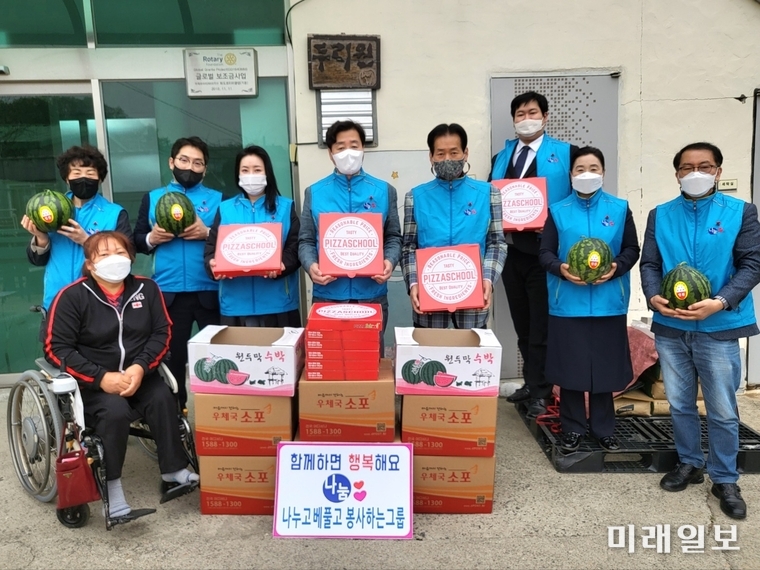 한옥순 '나누고 베풀고 봉사하는 그룹' 회장 등 회원들이 제42회 장애인의 날을 맞아 22일 경기도 남양주시 수동면 입석리 소재 사회복지시설인 '두리원'을 방문해 위문품을 전달하고 위문하고 있다./사진=나베봉 제공