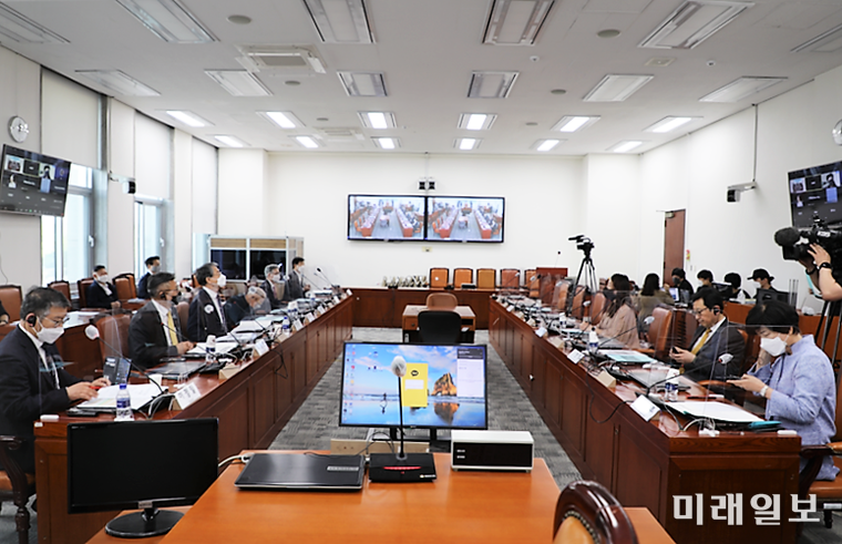 26일 오후 서울 여의도 국회 본관 제5영상회의실과 일본 중의원 제1의원회관 대회의실에서 '일본 정부의 한국 한센인 가족들에 대한 보상결정에 따른 한일 공동기자회견'이 온라인 화상회의시스템을 통해 동시에 진행되고 있다./사진=이재정 의원실