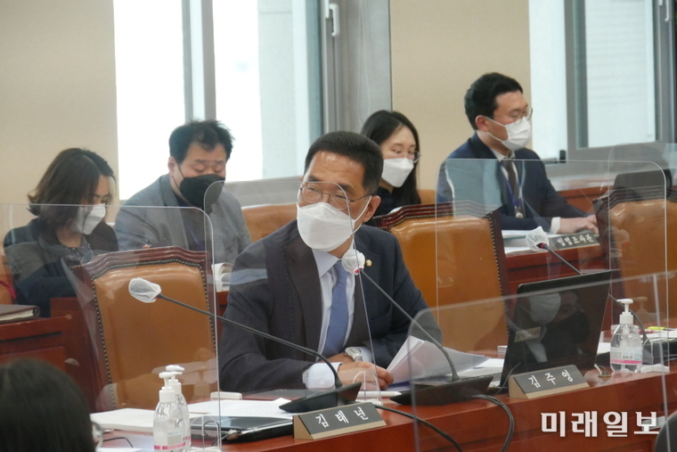 김주영 더불어민주당 의원이 2일 서울 여의도 국회에서 열린 추경호 경제부총리 겸 기획재정부장관 후보자 인사청문회에서 질의하고 있다./사진=김주영 의원실