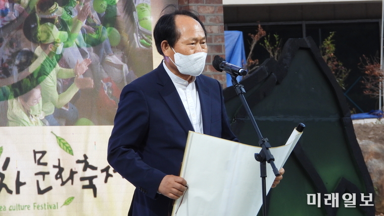 4일 오후 경남 하동군 화개면 하동야생차박물관에서 열린 제25회 하동야생차문화축제 개막식에서 강태진 조직위원장이 개막식 선언을 하고 있다./사진=장건섭 기자