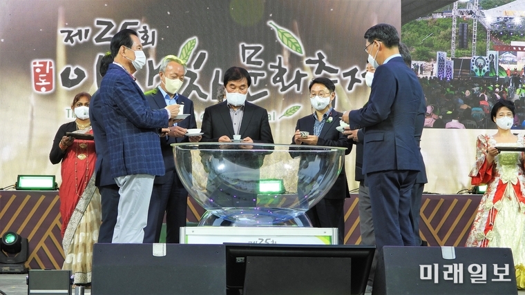 4일 오후 경남 하동군 화개면 하동야생차박물관에서 열린 제25회 하동야생차문화축제 개막식에서 세계차 합수식이 진행되고 있다./사진=장건섭 기자