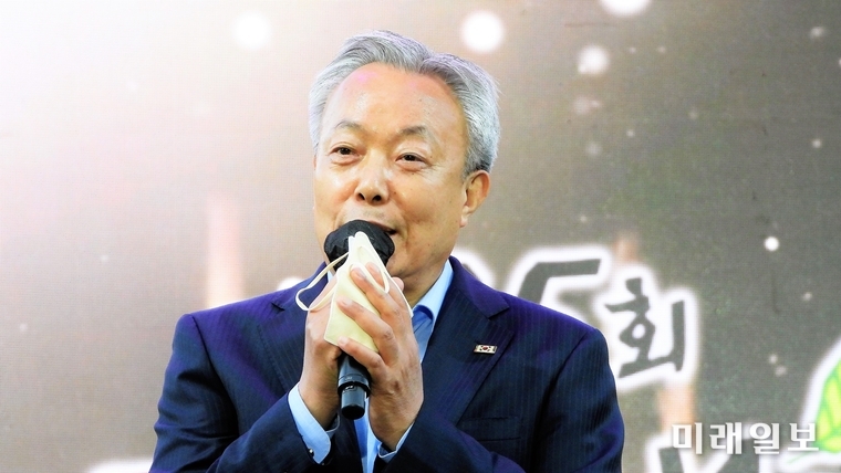 4일 오후 경남 하동군 화개면 하동야생차박물관에서 열린 제25회 하동야생차문화축제 개막식에서 윤상기 하동군수가 환영사를 하고 있다./사진=장건섭 기자