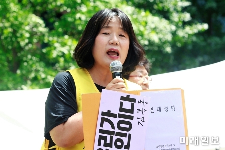 윤미향 의원이 지난 2019년 8월 14일 서울 종로구 중학동 옛 일본대사관 앞에서 '피해자의 Me Too에 세계가 다시 함께 외치는 With you! 가해국 일본정부는 피해자의 목소리를 들어라'라는 주제로 열린 제1400차 일본군 성노예제 문제 해결을 위한 정기 수요시위에서 북측의 '조선일본군성노예 및 강제련행피해자문제대책위원회'가 보내온 연대 메시지를 읽고 있다./사진=장건섭 기자