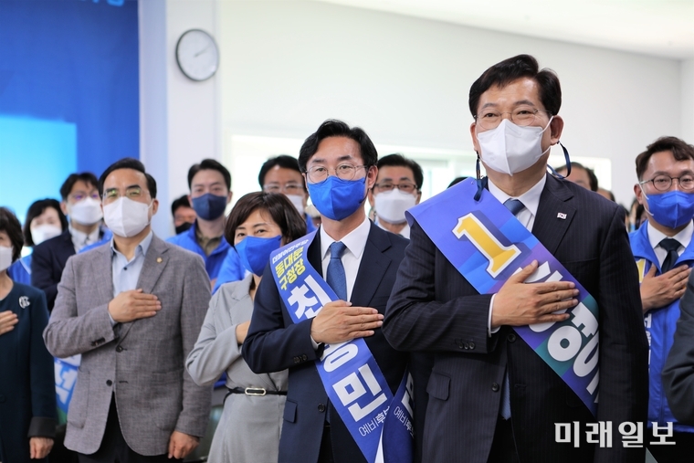 지난 15일 서울 동대문구 장안동 최동민 더불어민주당 동대문구청장 후보 선거사무소에서 개최된 캠프 개소식에서 송영길 서울시장 후보 등 참석자들이 국민의례를 하고 있다./사진=최동민 후보 캠프