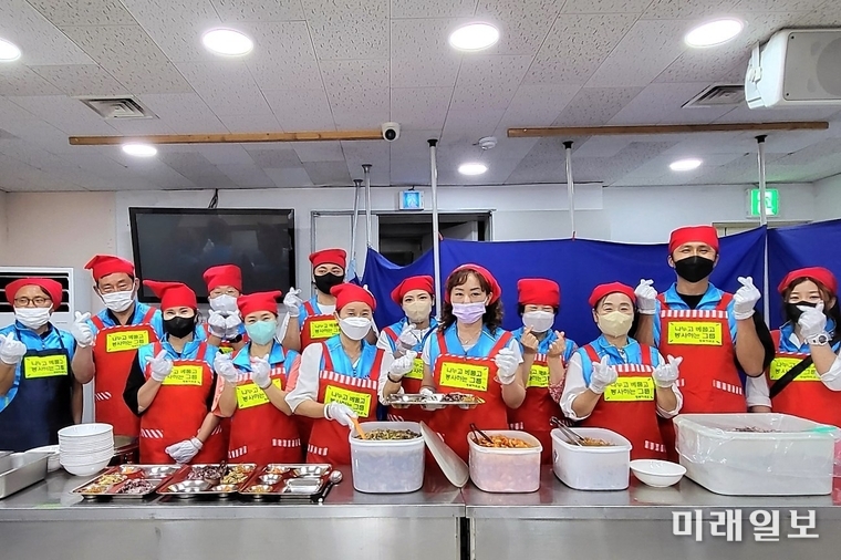 '나누고 베풀고 봉사하는 그룹' 회원들이 22일 오후 서울역 실내급식장 '따스한 채움터'를 방문, 소중한 배식봉사 활동을 펼치기 전 기념촬영을 하고 있다./사진=나누고 배풀고 봉사하는 그룹
