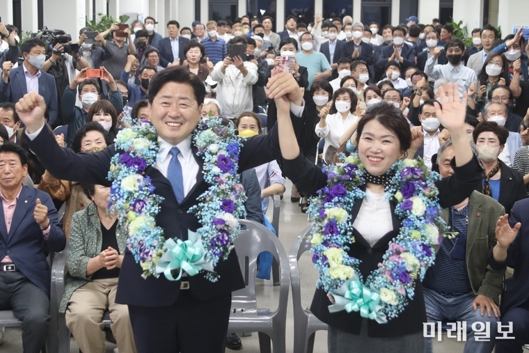 오영훈 더불어민주당 제주도지사 후보가 1일 오후 제주시 노형동에 마련된 선거사무소에서 당선이 확실시 되자 꽃목걸이를 걸고 세리머니를 하고 있다./사진=오영훈 당선인 캠프