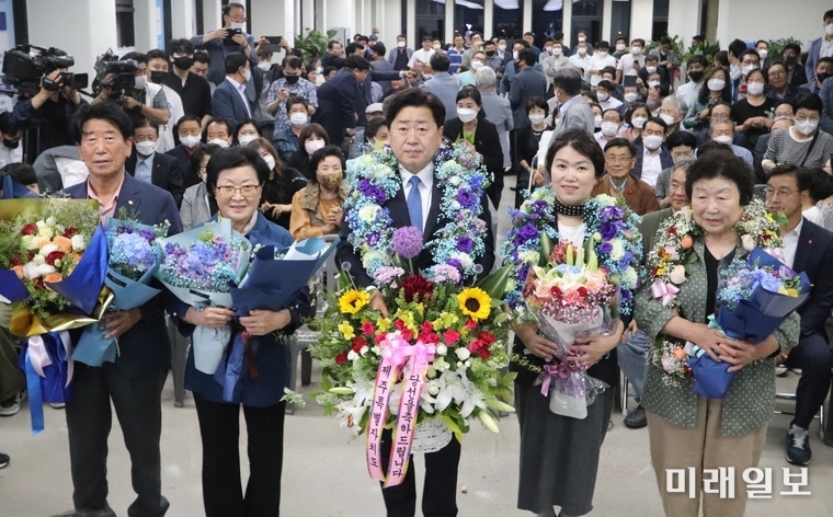 오영훈 더불어민주당 제주도지사 후보가 1일 오후 제주시 노형동에 마련된 선거사무소에서 당선이 확실시 되자 꽃목걸이를 걸고 세리머니를 하고 있다./사진=오영훈 당선인 캠프